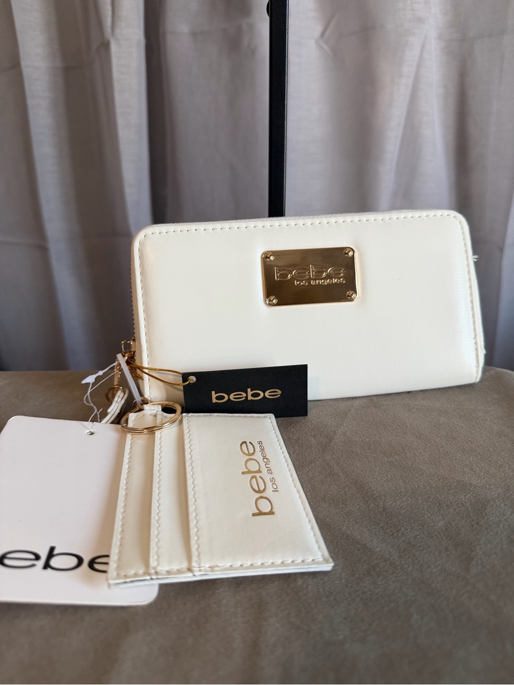NWT bebe Off White Los Angeles Zip-Around Wallet & Detachable Card Case Gift Set